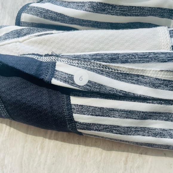 Beautiful Lululemon half zip form fitting long sleeve sweater pullover. Size 6 - Picture 4 of 5